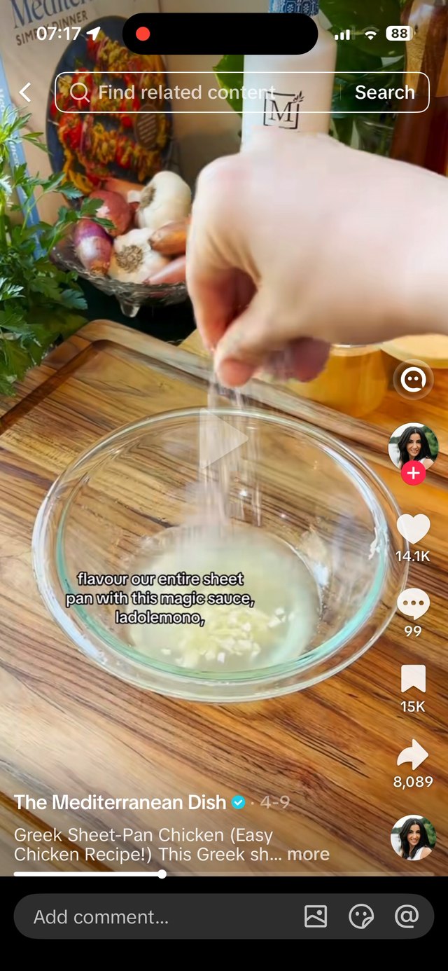 Un TikTok reproduciéndose en iPhone, con la flecha de compartir en la barra derecha