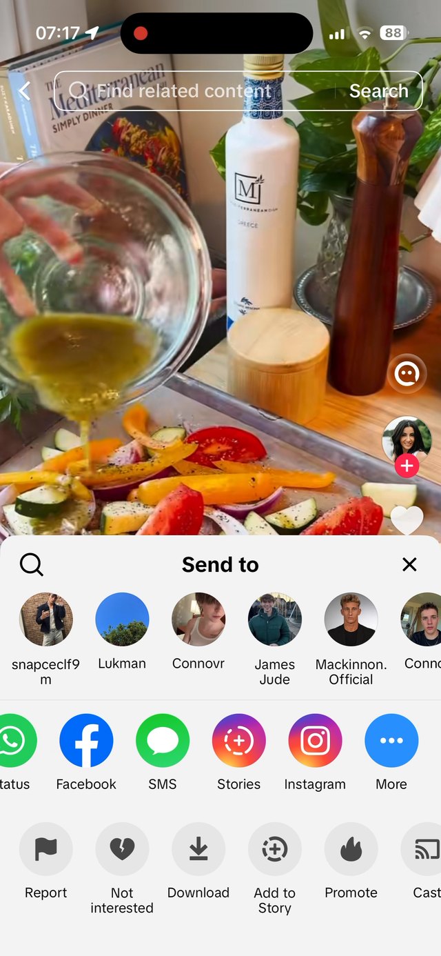 El menú Enviar a de TikTok en iPhone, con el botón Más azul al final de la fila de apps