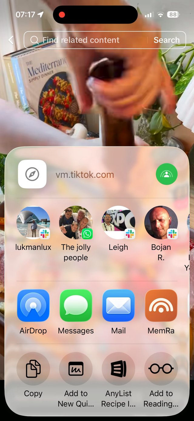 El menú de compartir del iPhone con MemRa en la fila de apps junto a AirDrop, Messages y Mail