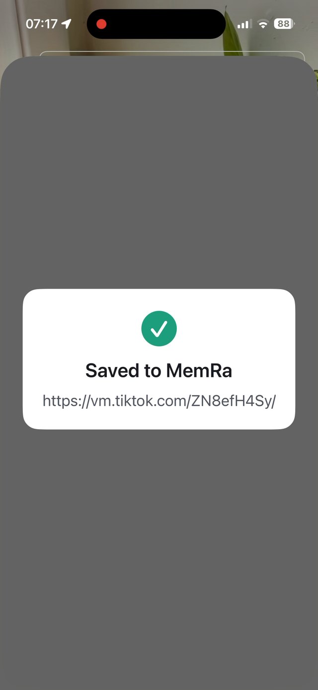 La tarjeta de confirmación Saved to MemRa en iPhone